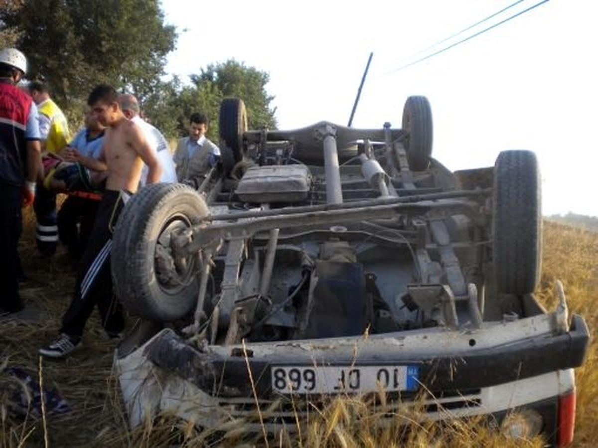 Minibüs Tarlaya Uçtu: 2 Yaralı