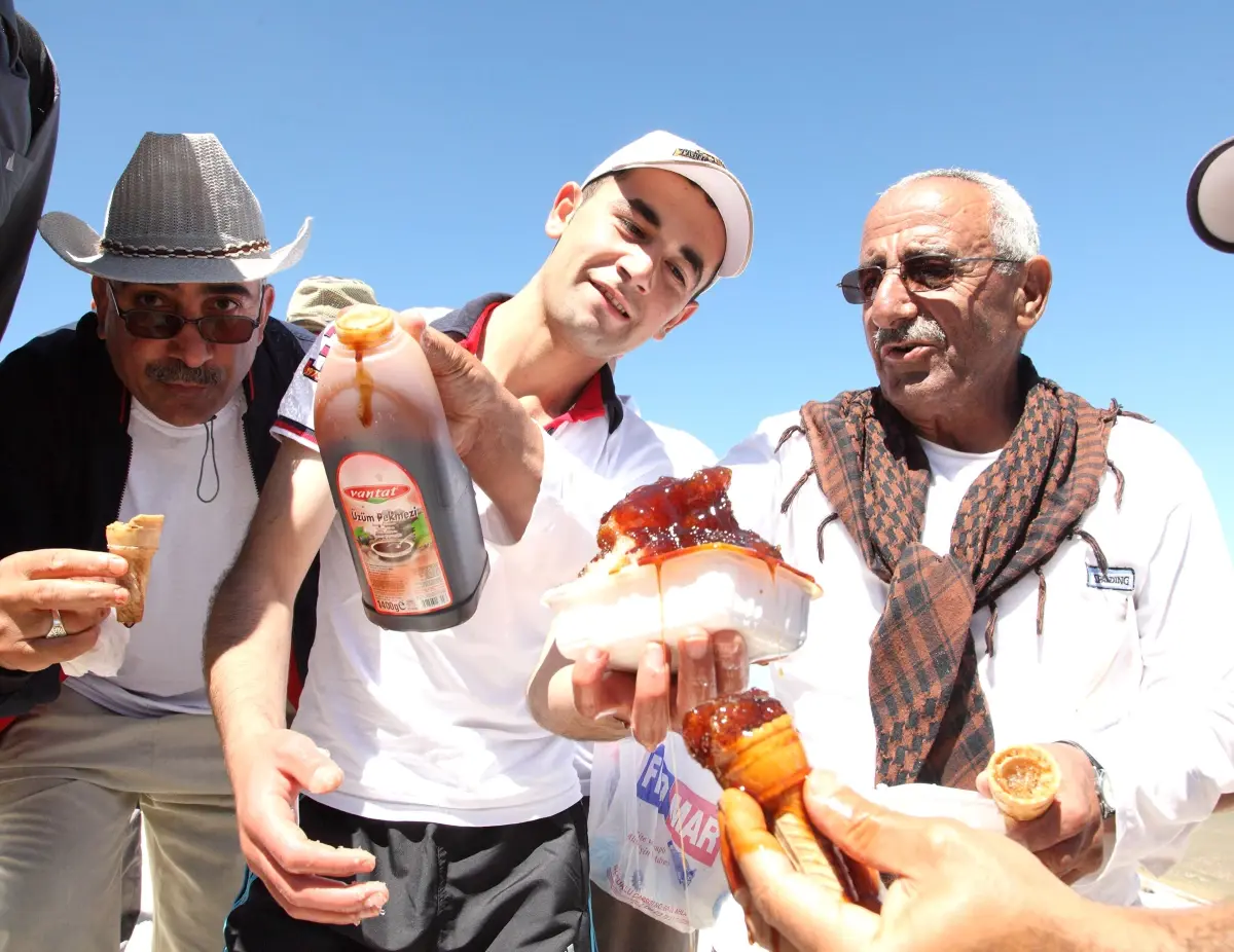 Nemrut Zirvesinde Karlı Pekmez Ziyafeti