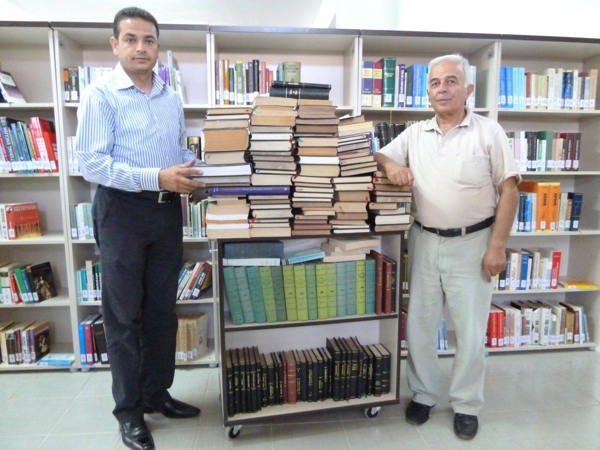 Neü Merkez Kütüphanesine 252 Adet Kitap Bağışı Yapıldı