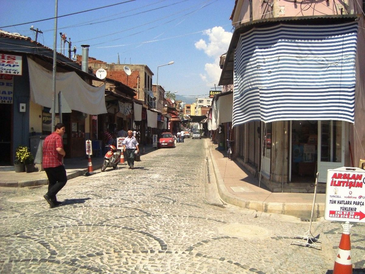 Ödemiş\'te Sıcaktan Kaçan Soluğu Ağaç Altında Alıyor