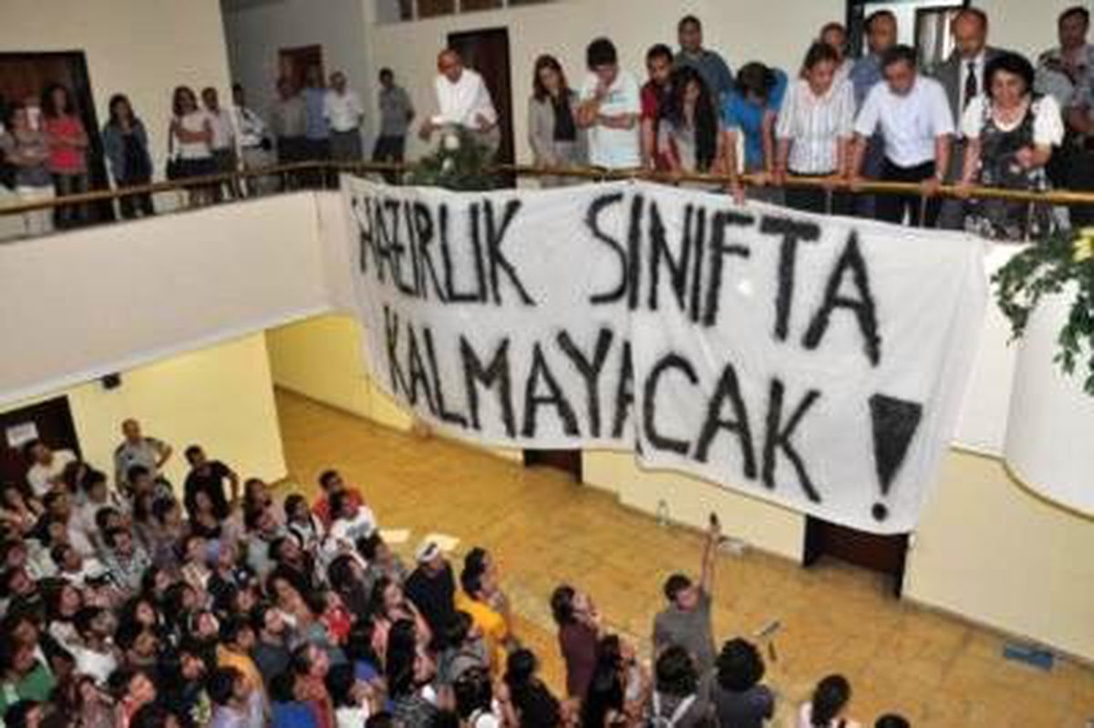 Öğrenciler Anadolu Üniversitesi Rektörlüğü\'nü İşgal Etti (2)