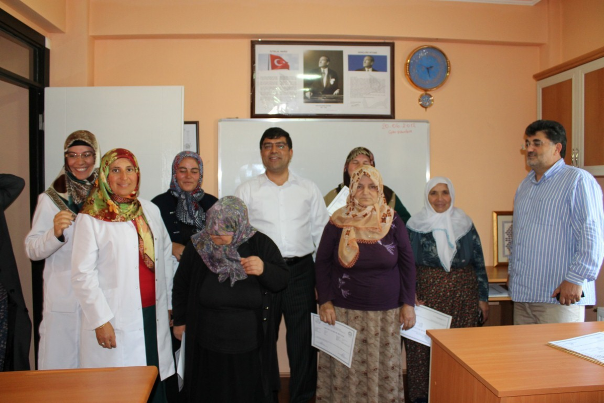 Okuma-Yazma ile Kur\'an Kurslarını Bitiren Kursiyerlere Belgeleri Verildi