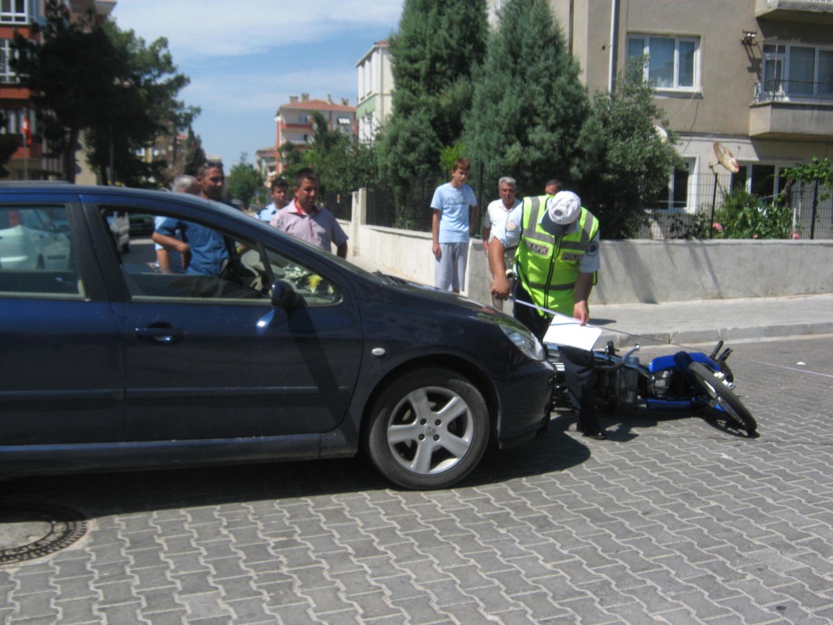 Otomobil ile Motosiklet Çarpıştı: 1 Yaralı
