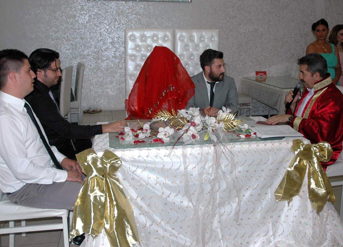 (Özel Haber) Gelin ve Damattan Davetlilere Sürpriz Nikah Şakası