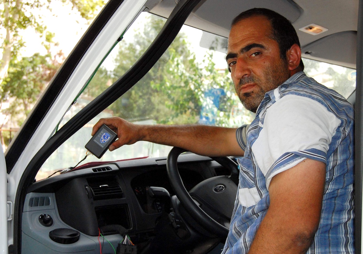 Polis Araçlarına Araç Takip Cihazı Takıldı