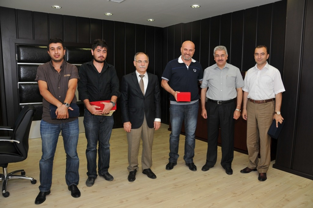 Rektör Akan\'dan Omü Gençlik Kulübü\'ne Teşekkür Plaketi