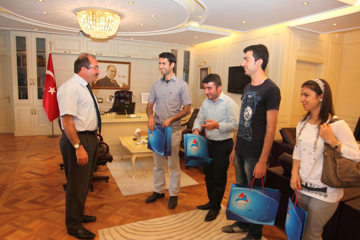 Rektör Prof. Dr. Aslan\'dan Öğrencilere Mezuniyet Hediyesi