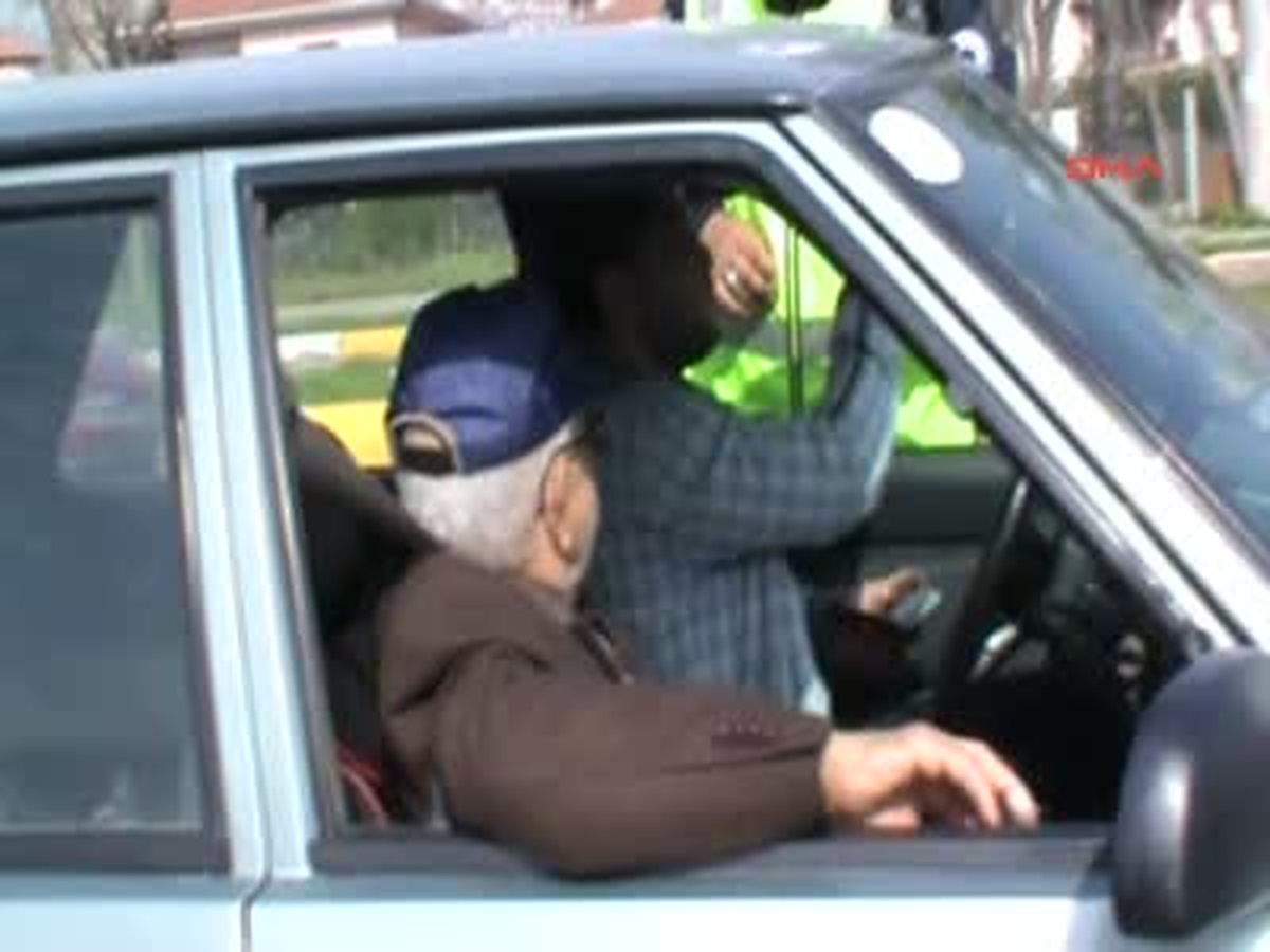 Sakarya ) Otomobil Camına Takılan Film İçin Kesilen Trafik Cezasını, Mahkeme Cezayı Gerektirmez...