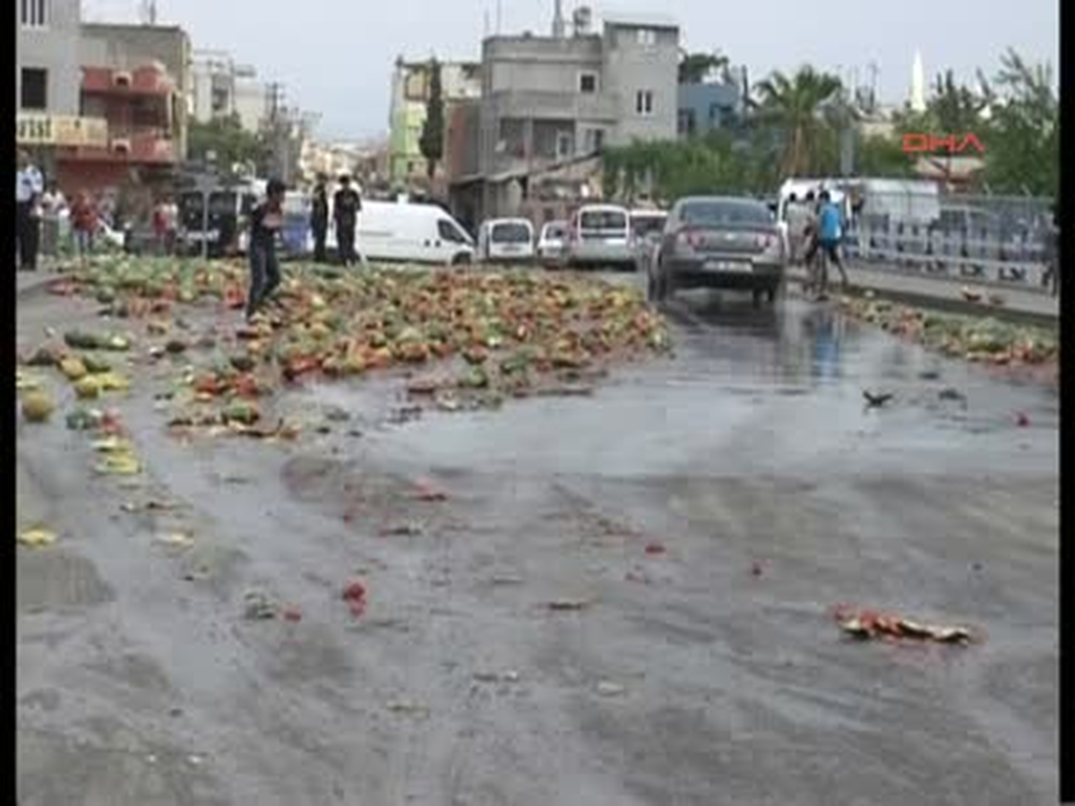 Seyyarlar Zabıtaya Kızdı, Karpuzları Yola Döktü Adana\'da Satıcılar, Sokak Aralarında Satış...