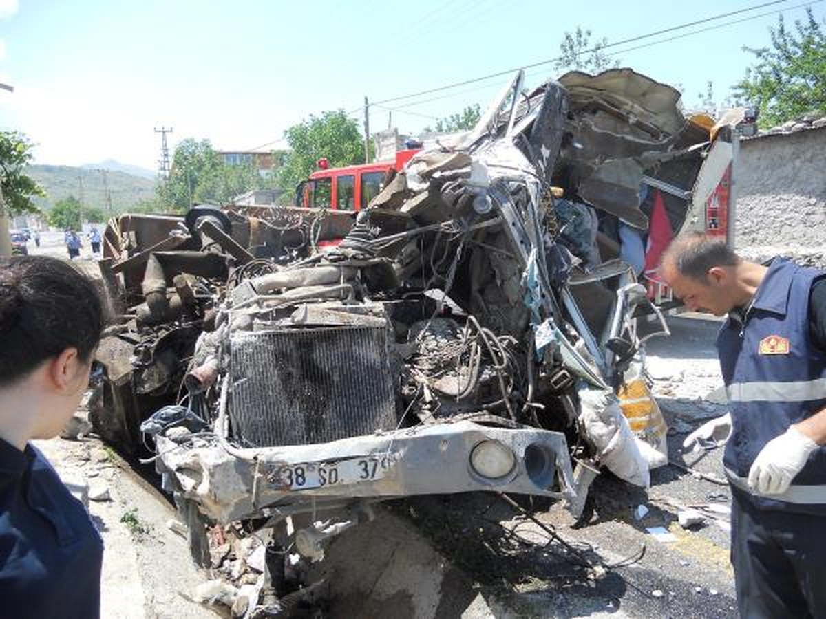 İş Makinası Evin Üzerine Düştü