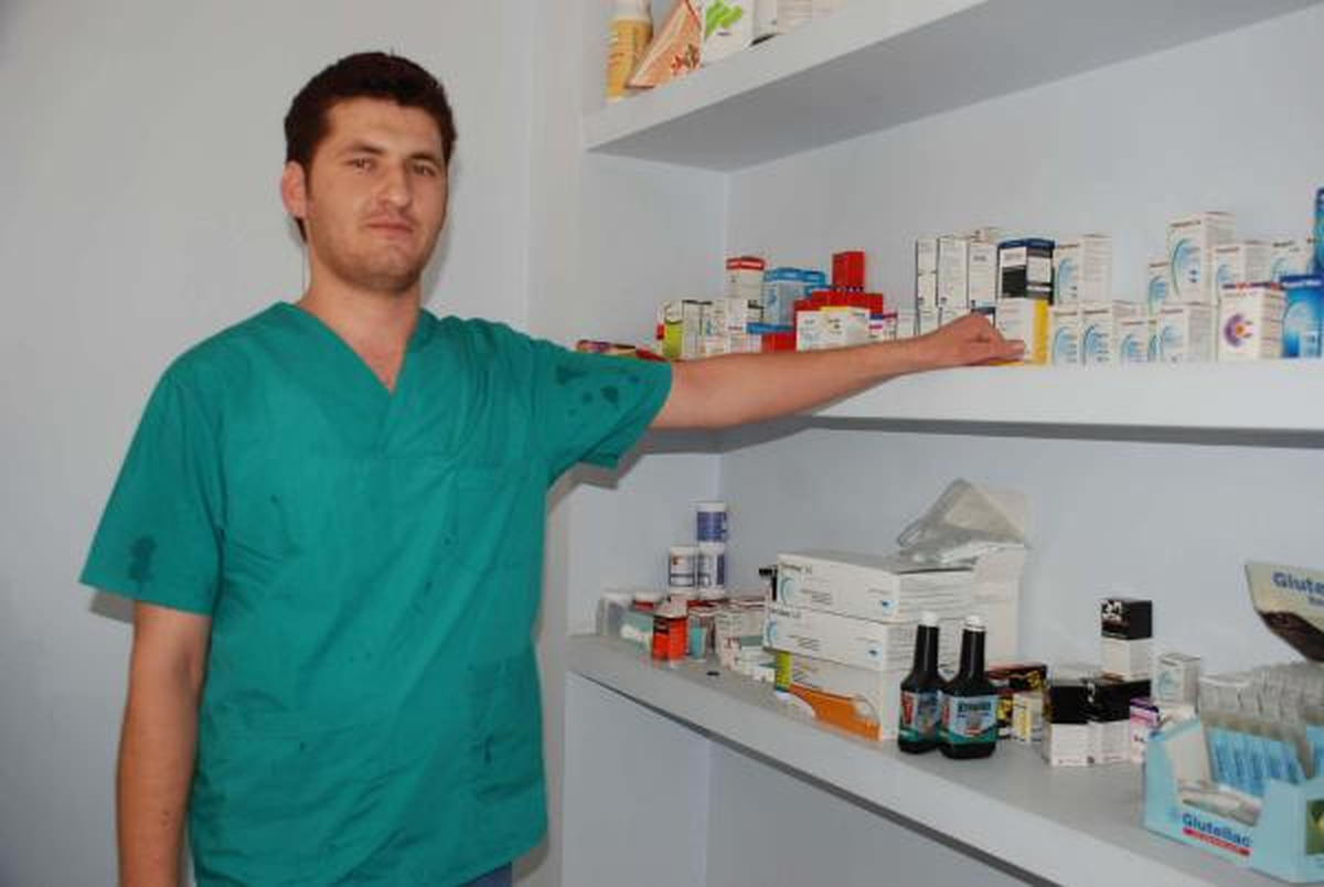 Üreme Dönemindeki Koyunları Gölette Serinletiyorlar