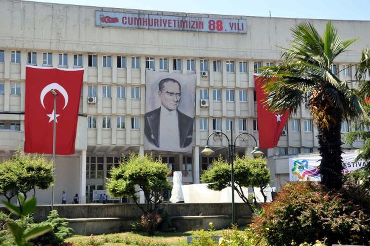 Valilik Önündeki Çanta Bomba Paniğine Yol Açtı