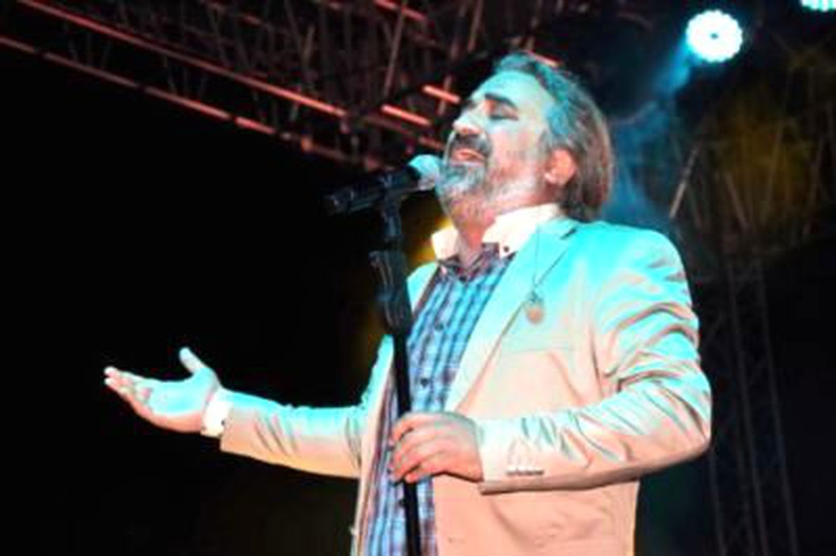 Volkan Konak\'tan Hüzünlü Konser