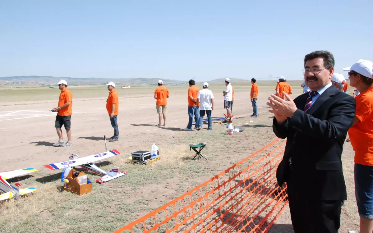 Ankara\'da Model Uçakların Şovu Nefes Kesti