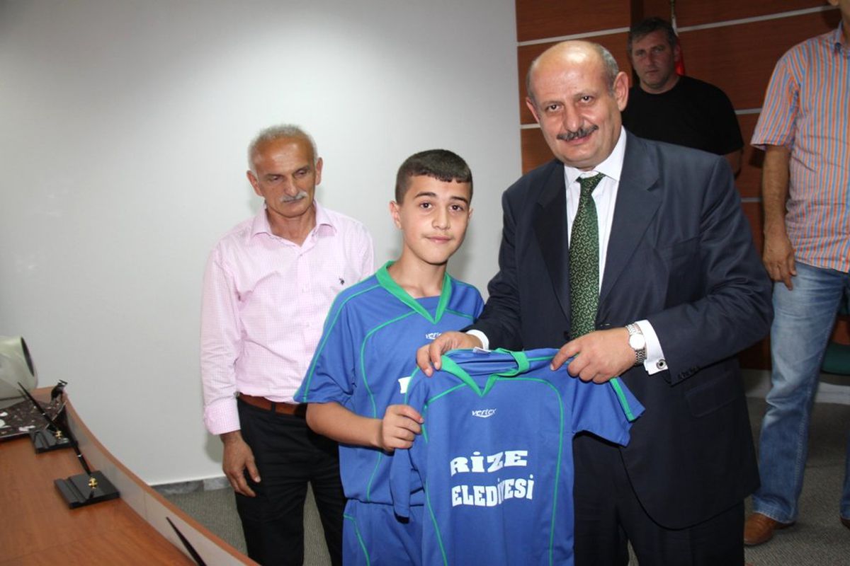 Başkan Bakırcı\'dan Sporculara Forma