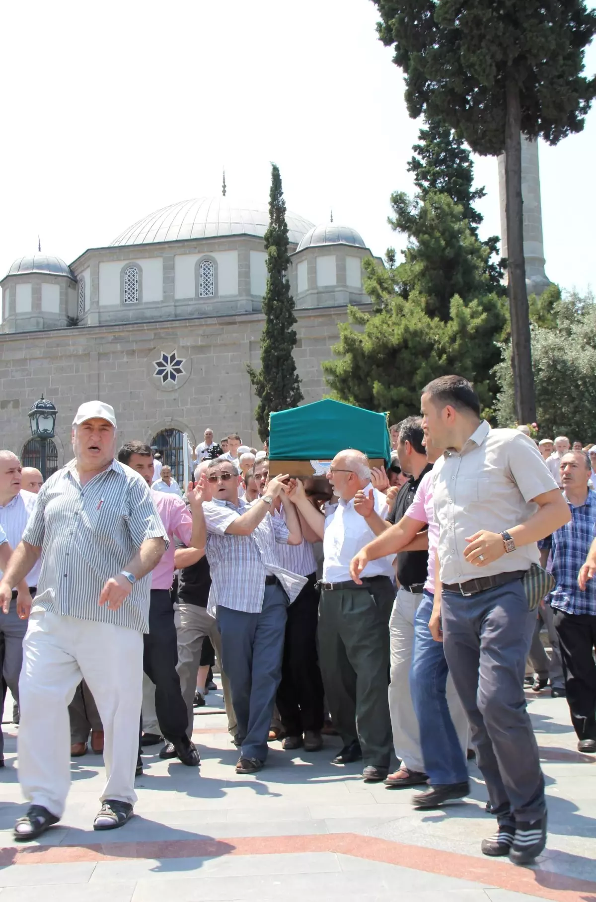 Camide Kalp Krizinden Ölen Müezzin Toprağa Verildi