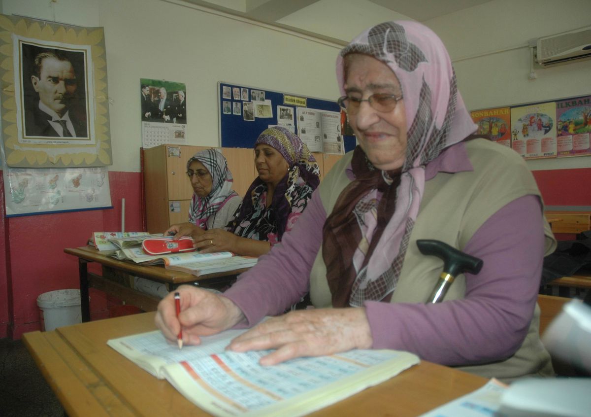Eşe Nine 81 Yaşında Okuma-Yazmayı Öğrendi