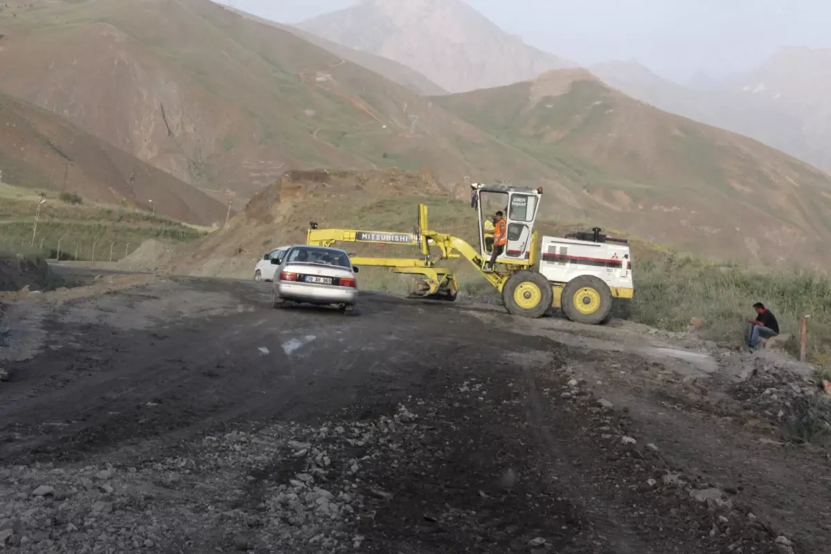 Hakkari\'de Yol Çalışmaları