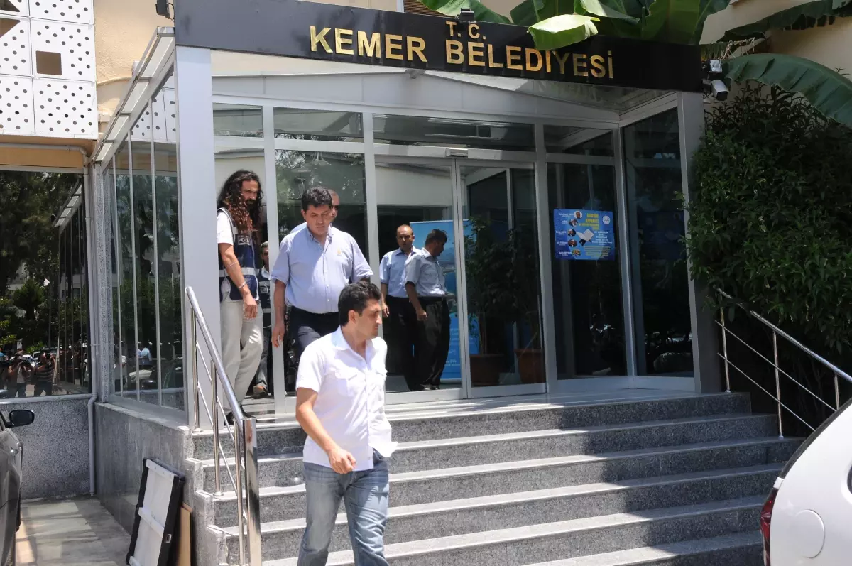 Kemer Belediyesi\'ne Operasyon