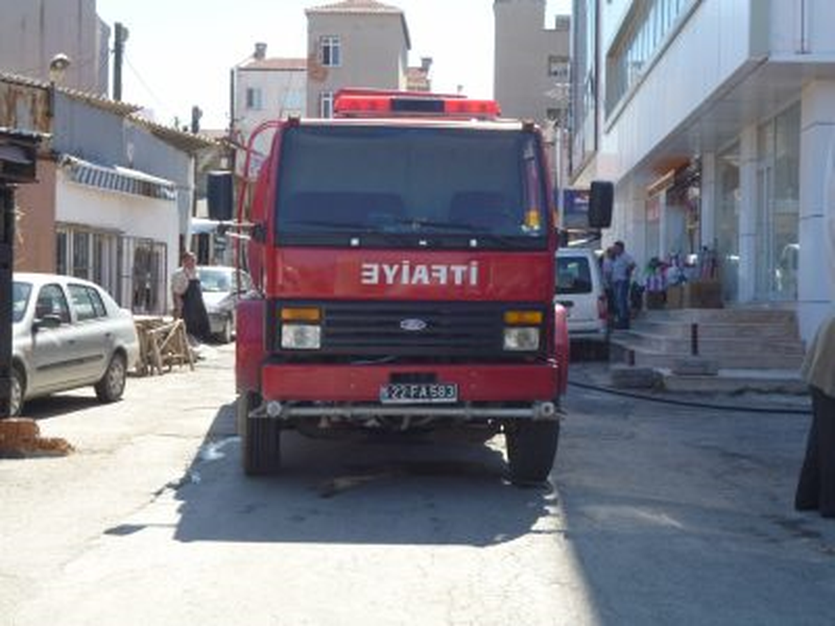 Keşan Belediyesi Caddeleri Ve Pazar Yerini Yıkıyor