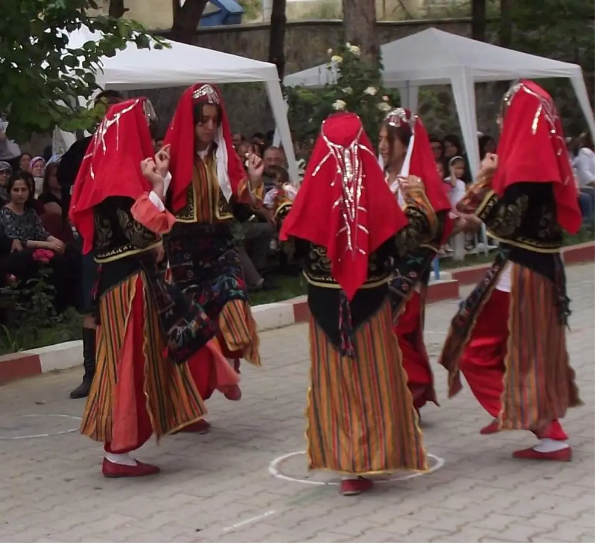 Kız Öğrenciler Yaz Tatilinde Gönüllü Folklör Elçisi Oldu