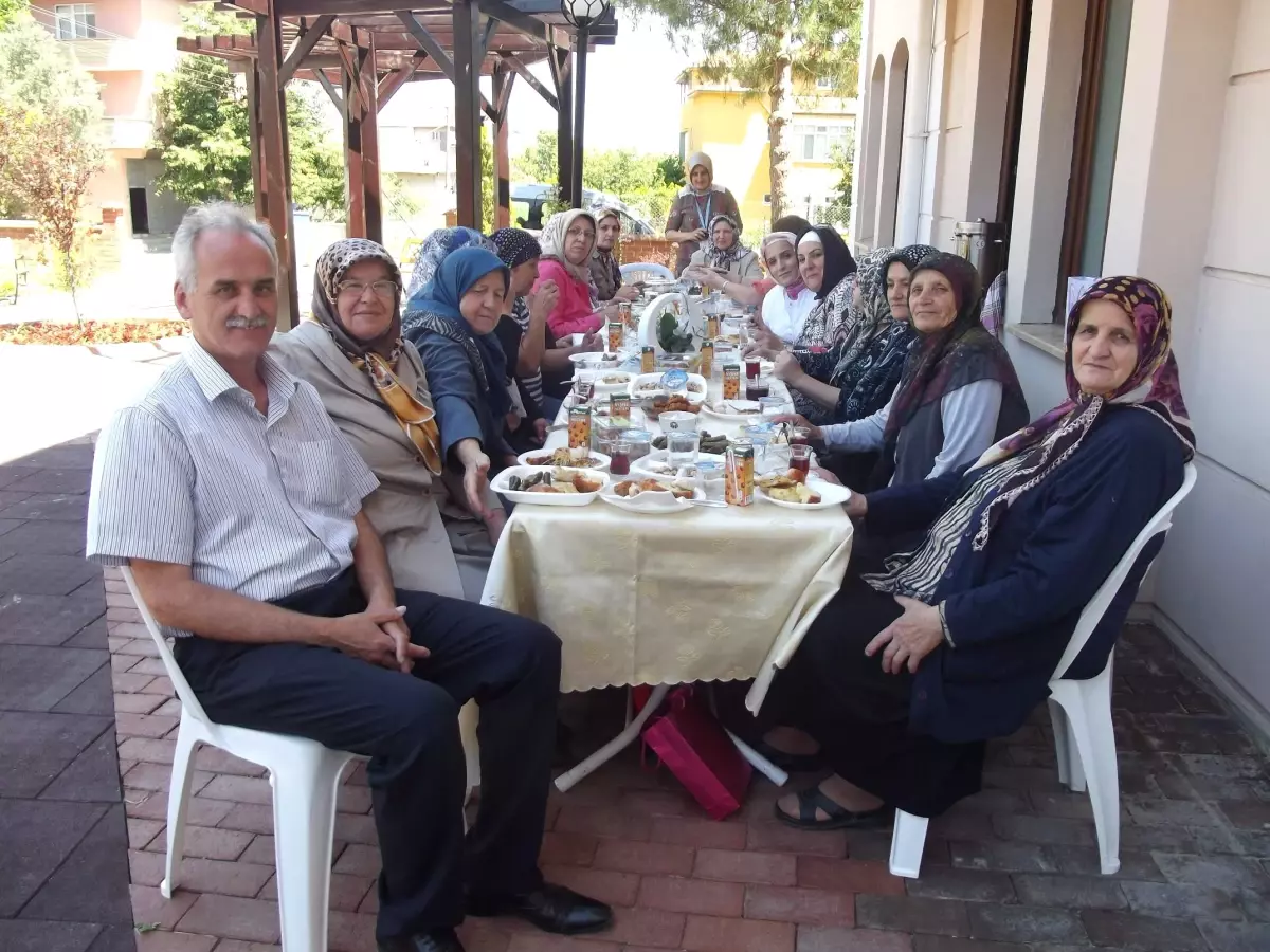Mahalede Güne Yoğun İlgi