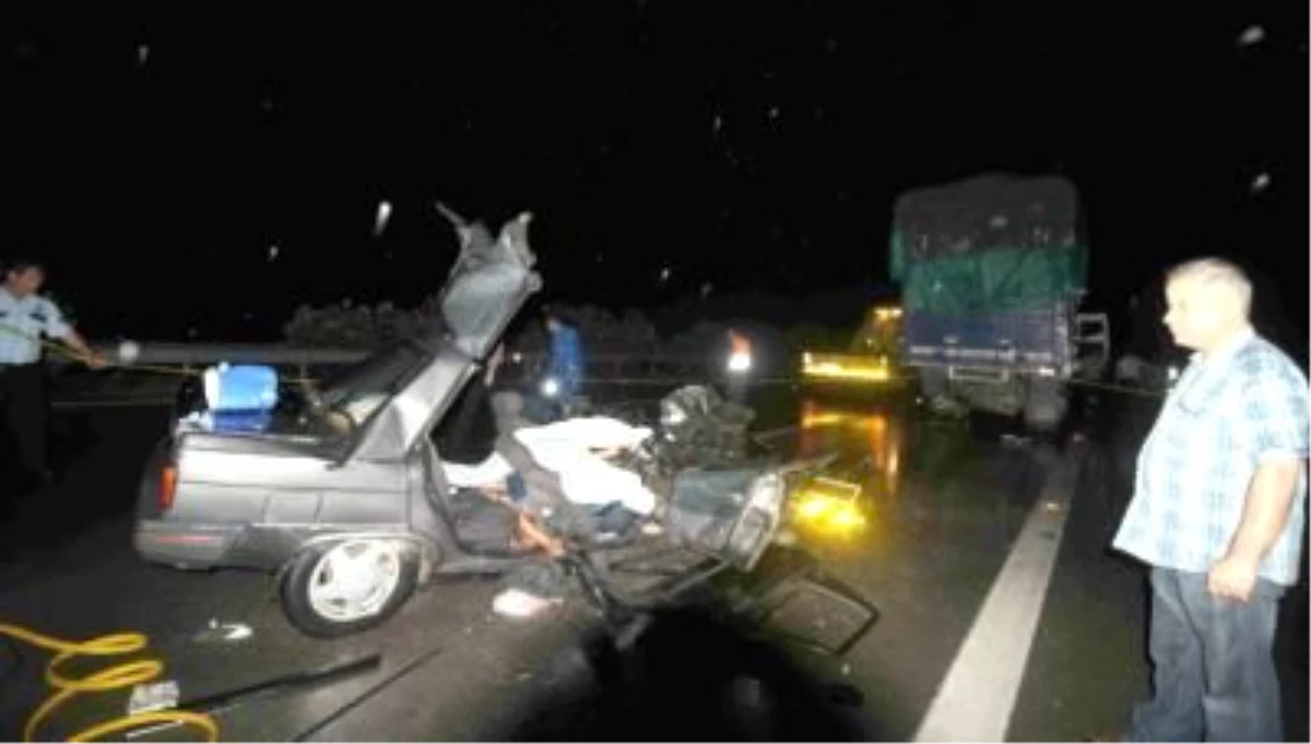 Mersin\'de Otomobil Kamyona Çarptı: 2 Ölü, 4 Yaralı
