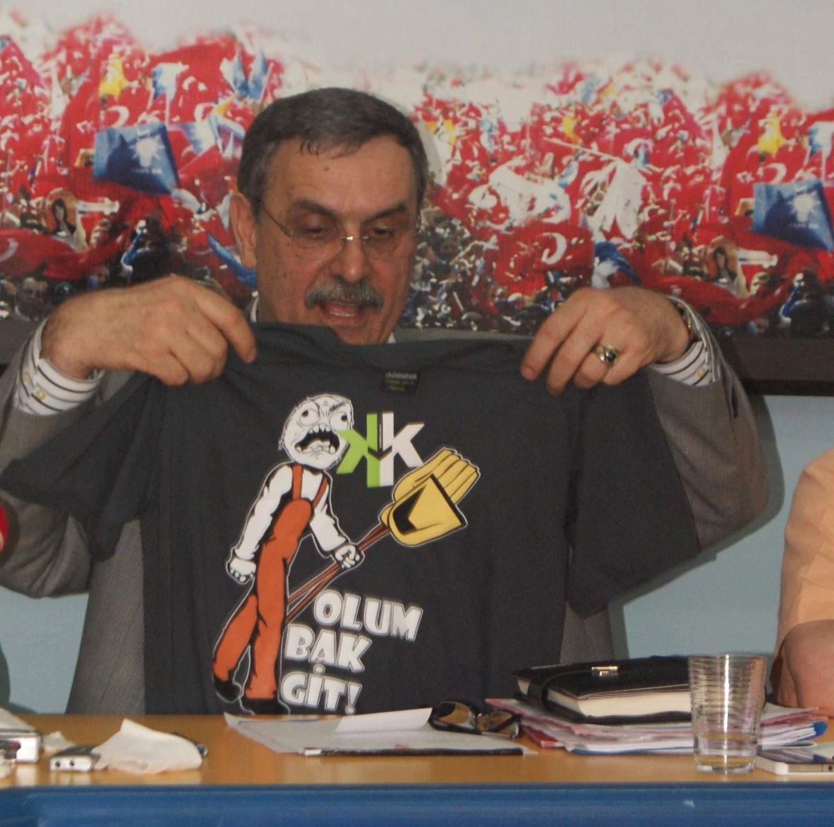 Milletvekilinden Belediye Başkanına "Oğlum Bak Git" Tişörtüyle Tepki
