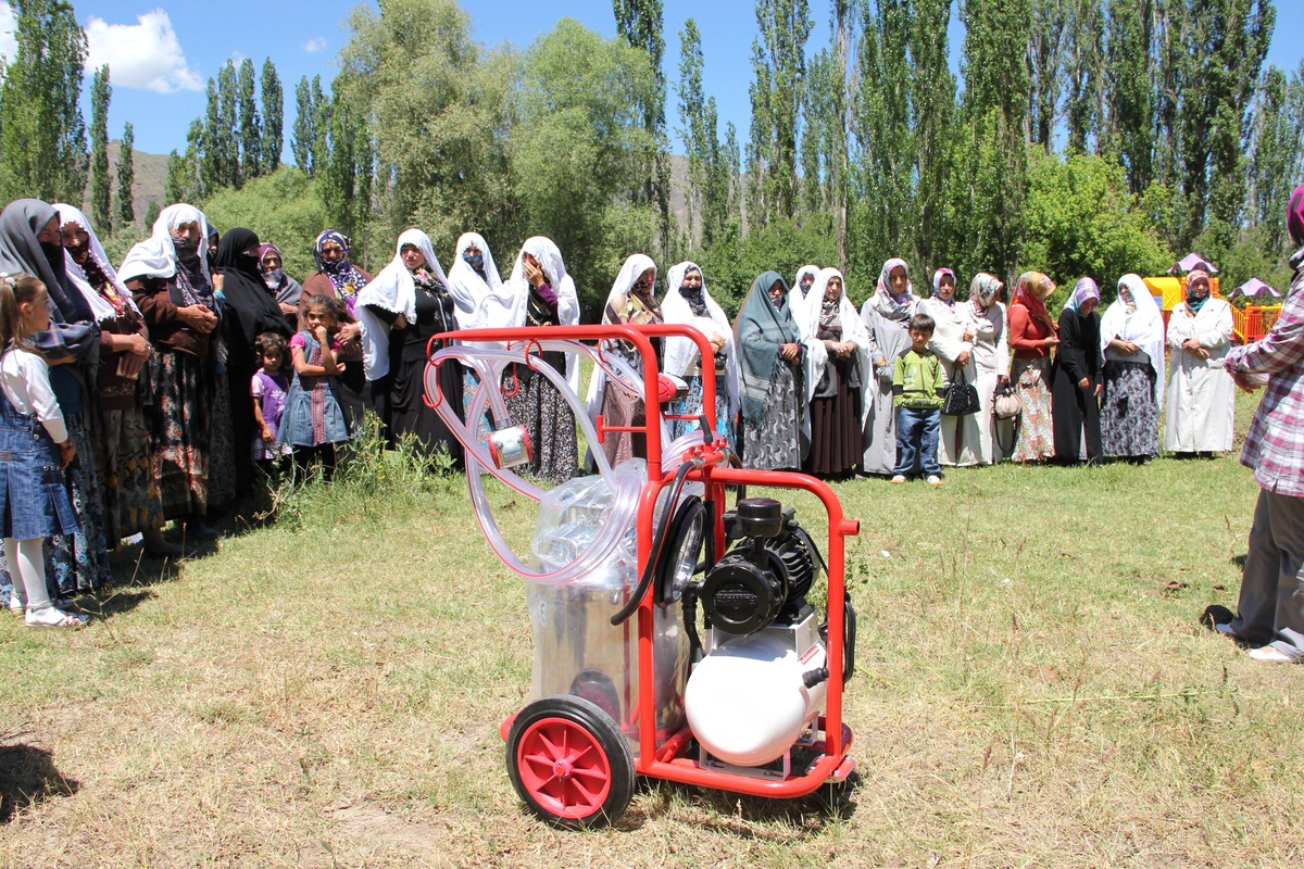 Oltulu Kadınların Süt Sağma Makinası Sevinci