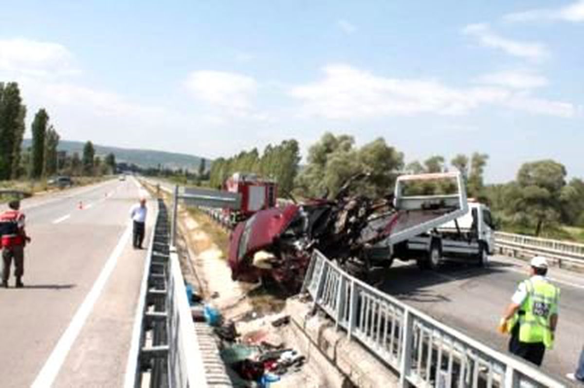 Otomobil Bariyerlere Çarparak Devrildi: 2 Ölü