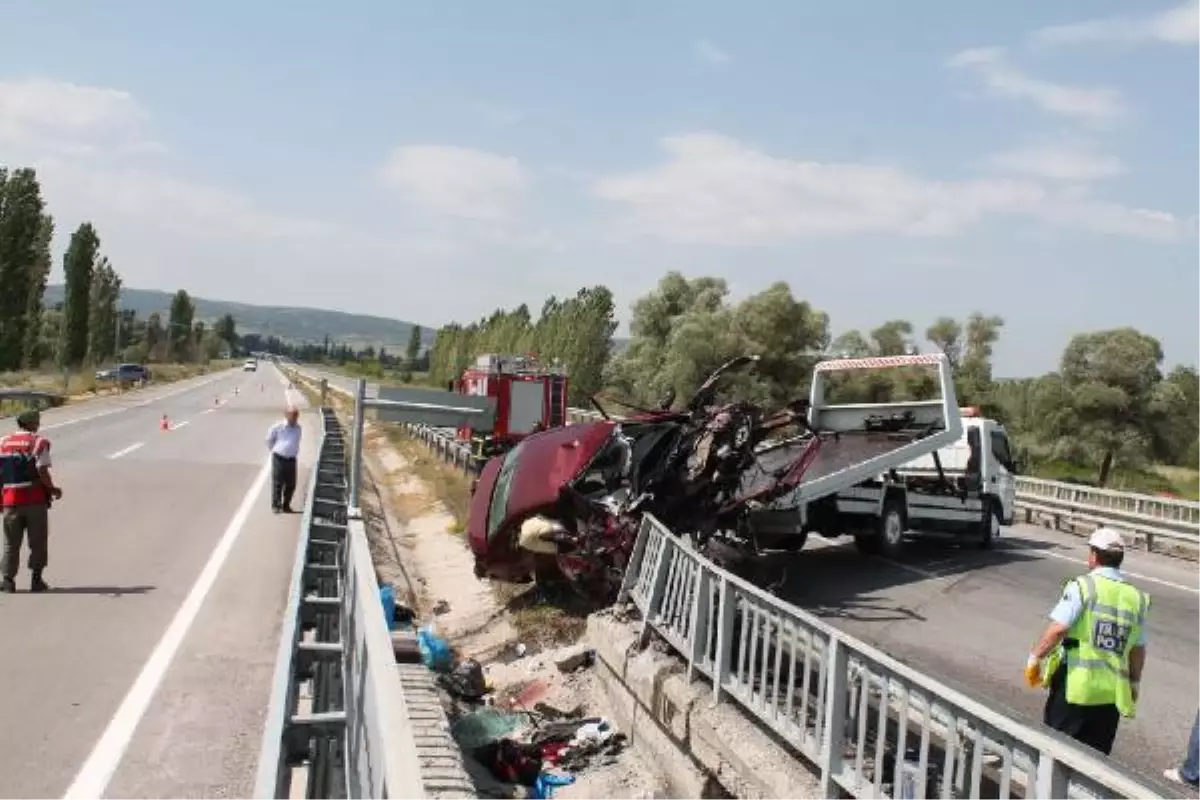 Parçalanan Otomobildeki İki Kişi Öldü