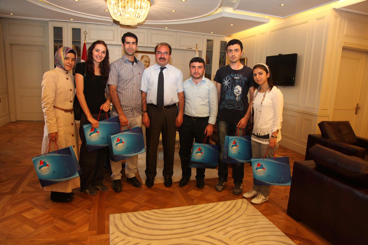 Rektör Prof. Dr. Aslan\'dan Öğrencilere Mezuniyet Hediyesi