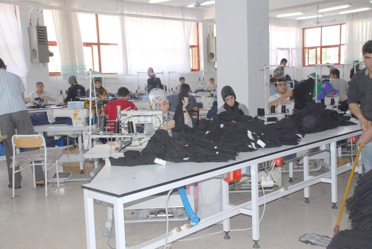 Şanlıurfa AK Parti Milletvekili Kasım Gülpınar, Tekstil Atölyesinde İncelemelerde Bulundu