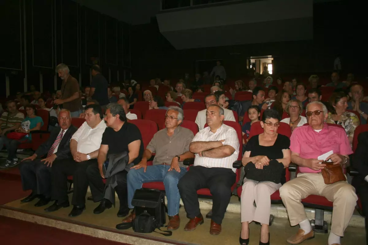 Zonguldaklı Şairler Şiirlerini Akm\'de Okudu