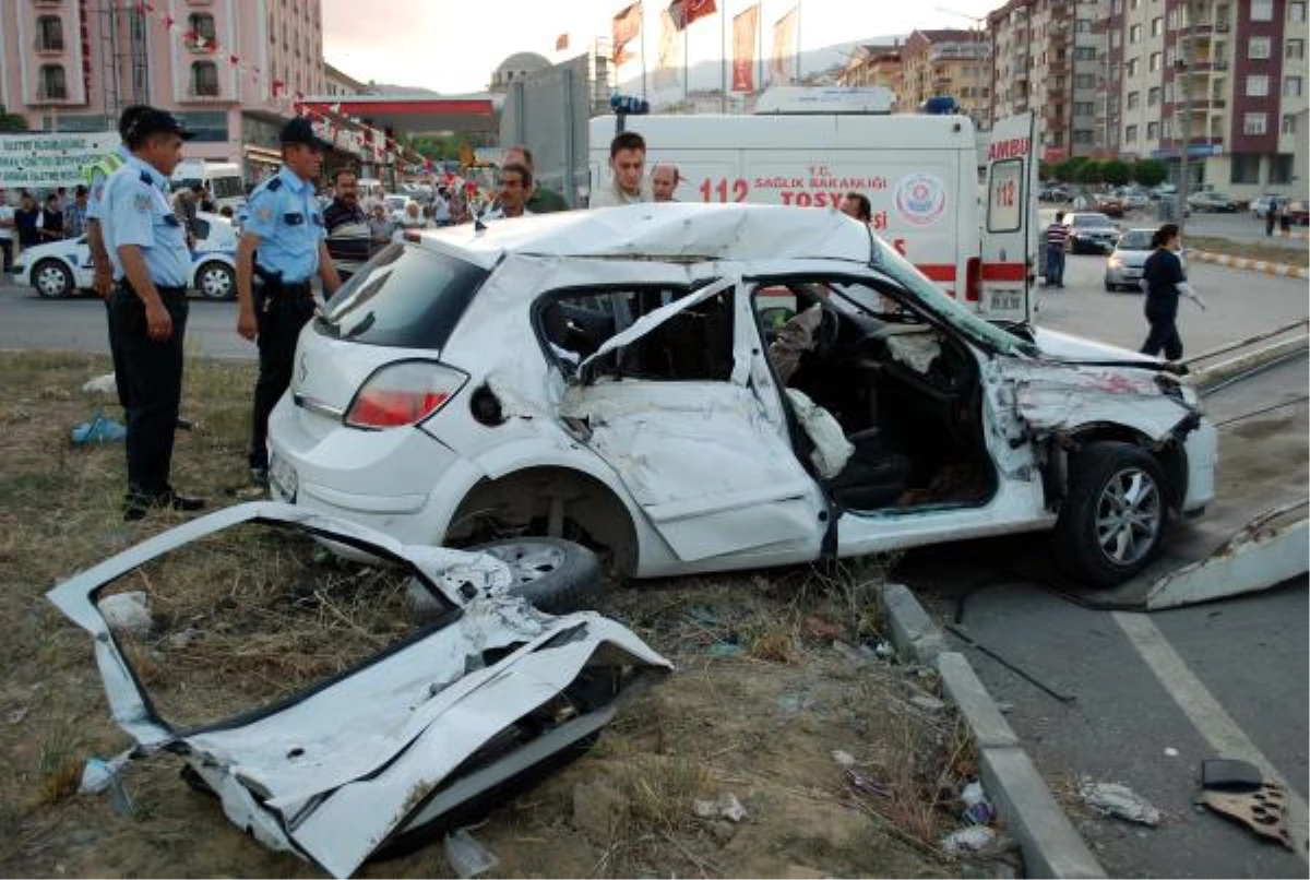 Beton Mikser, Kavşakta Otomobile Çarptı: 5 Yaralı