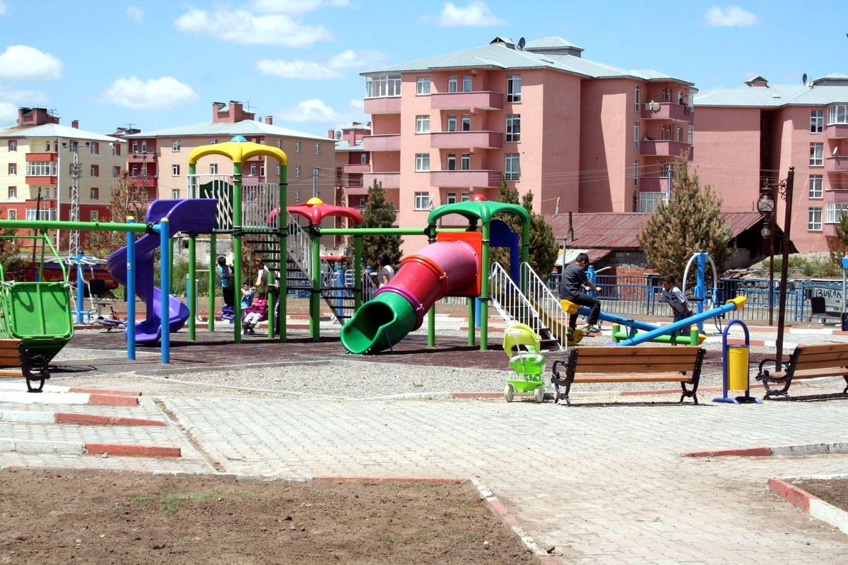 Kars Belediyesi\'nin Yaptırdığı Parkta Engelli İçin Yapılan Oyun Aletlerini Kırdılar