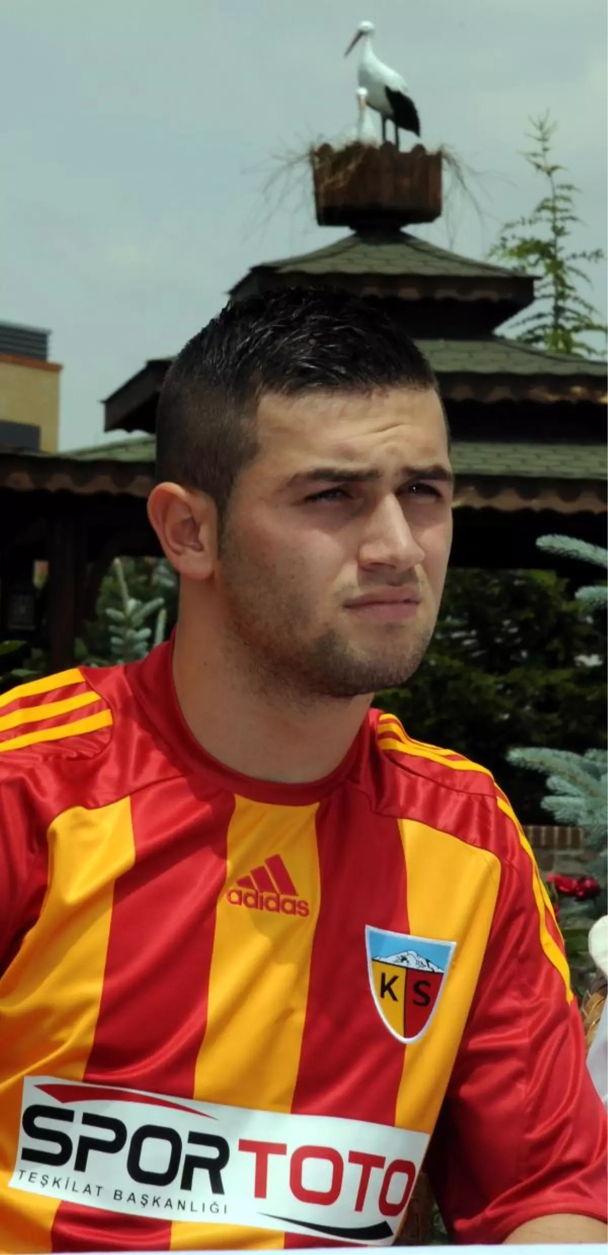 Kayserispor\'da Gurbetçi Ömer\'e Aile Boyu İmza