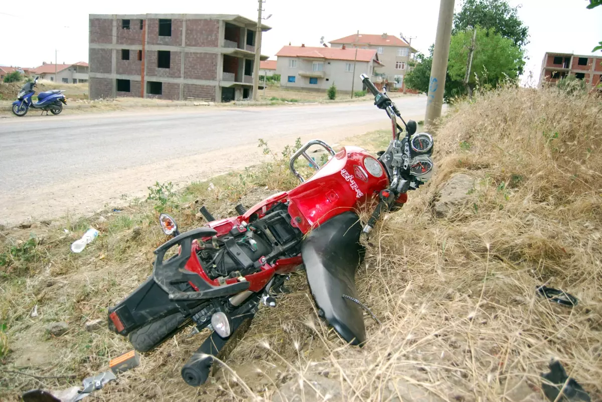 Motosiklet Ağaca Çarptı: 2 Ölü