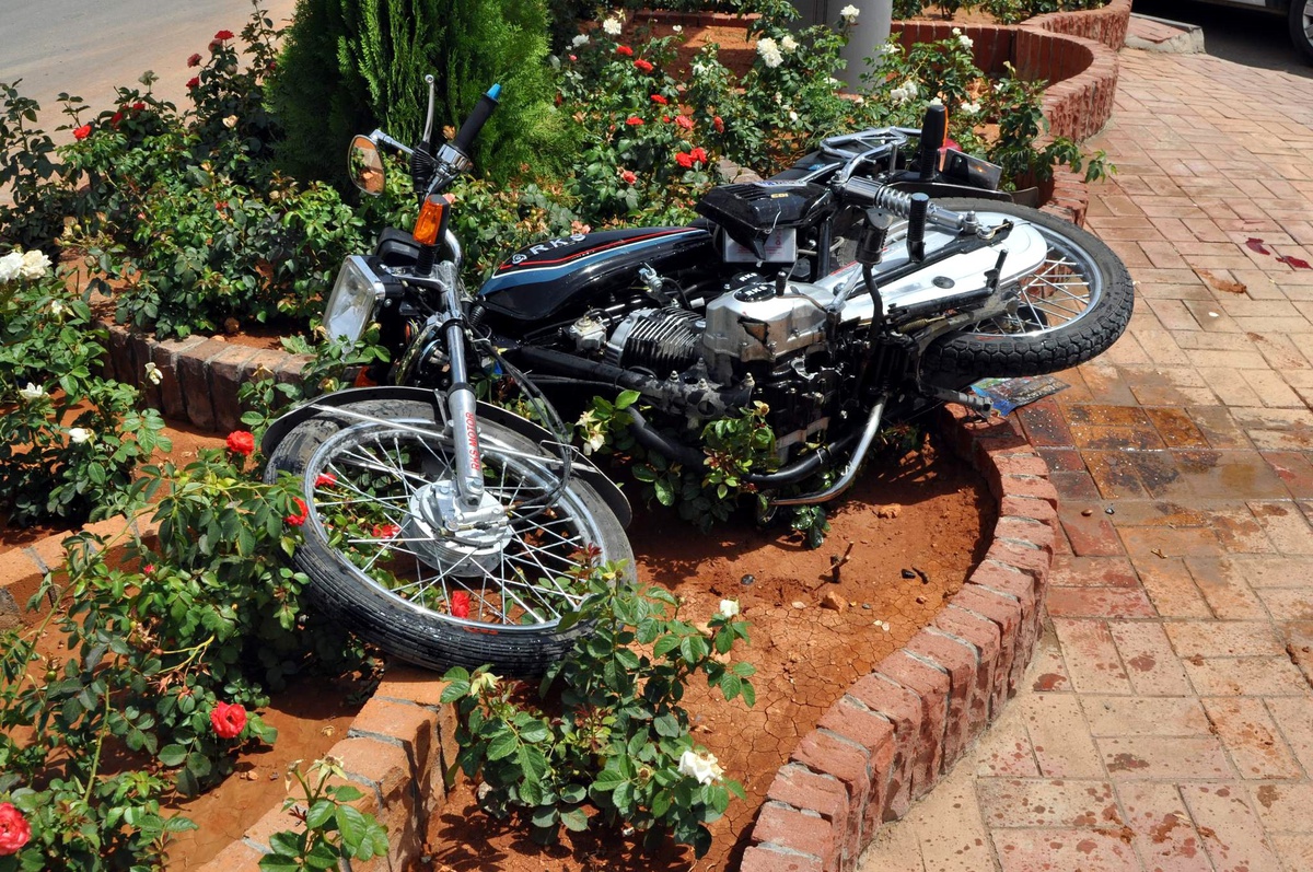 Motosiklet Kaldırıma Çarptı: 1 Yaralı