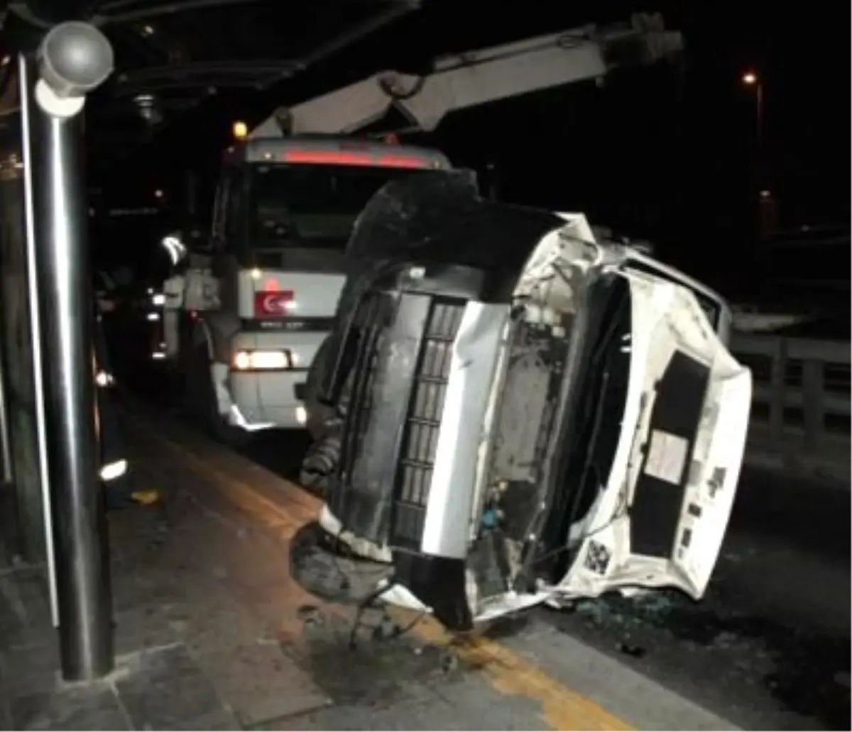 Otomobil Metrobüs Durağına Daldı : 3 Yaralı