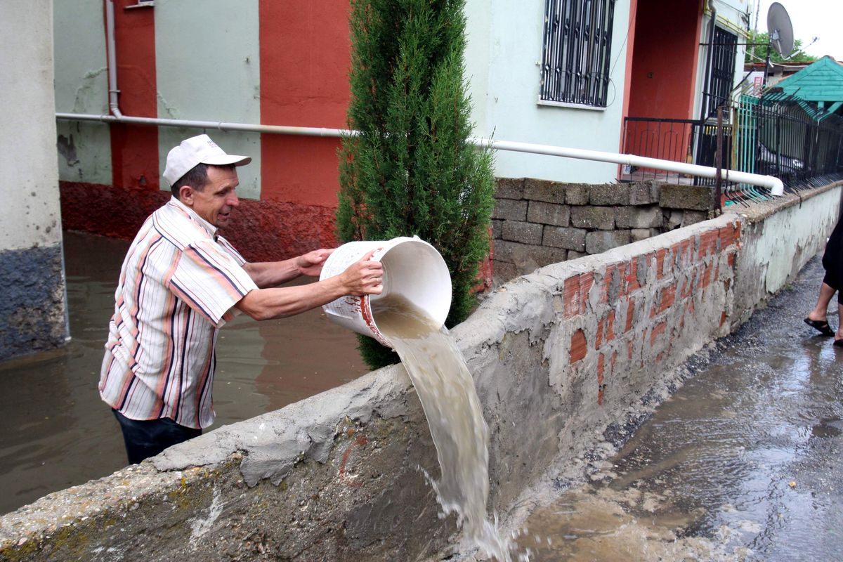 Sağanak Yağmur Su Baskınlarına Neden Oldu