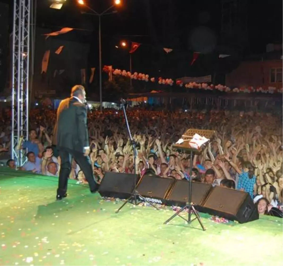 Yavuz Bingöl Eşme Kilim Festivalinde Sahne Aldı