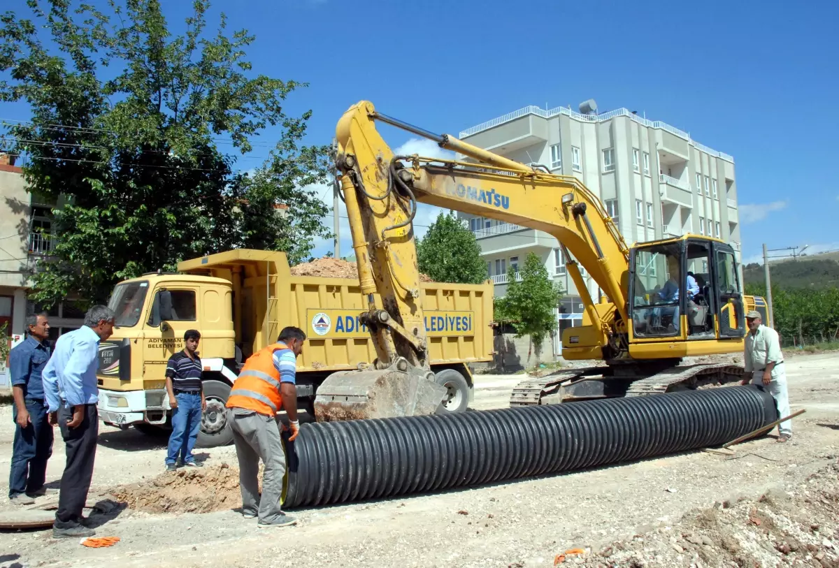 30 Ağustos Caddesi\'ne Yağmur Suyu Hattı Döşeniyor