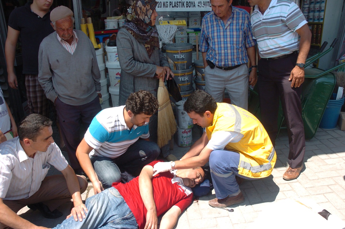 Baygınlık Geçiren Şahsı Süpürgeyle Güneşten Korudular