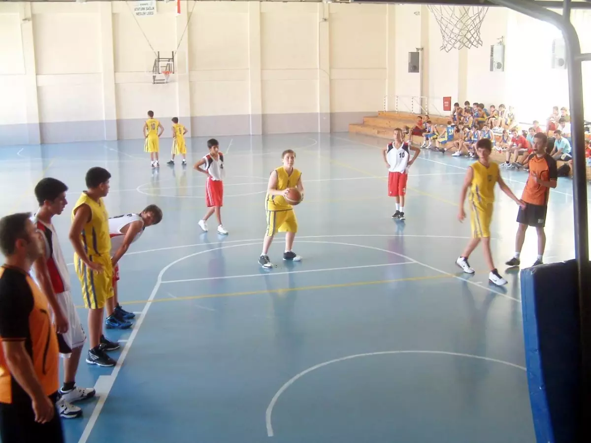 Burhaniye\'de Basketbol ve Voleybol Heyecanı Yaşandı