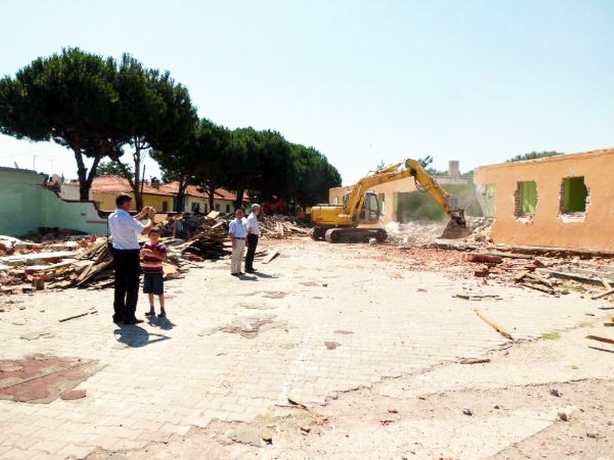 Burhaniye\'deki Hürriyet İlköğretim Okulu Yıkıldı