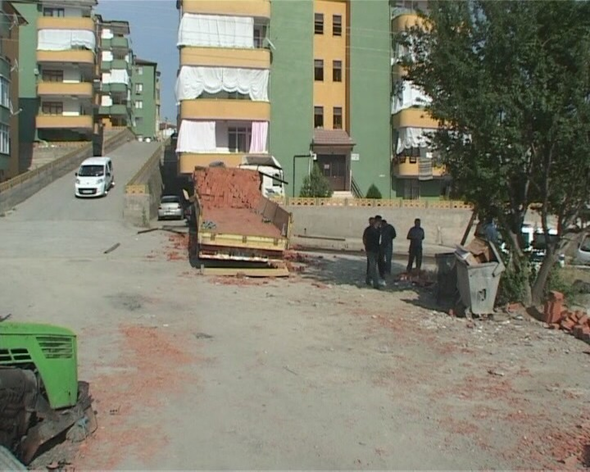 Freni Boşalan Tır Apartmanın Bahçesine Girdi