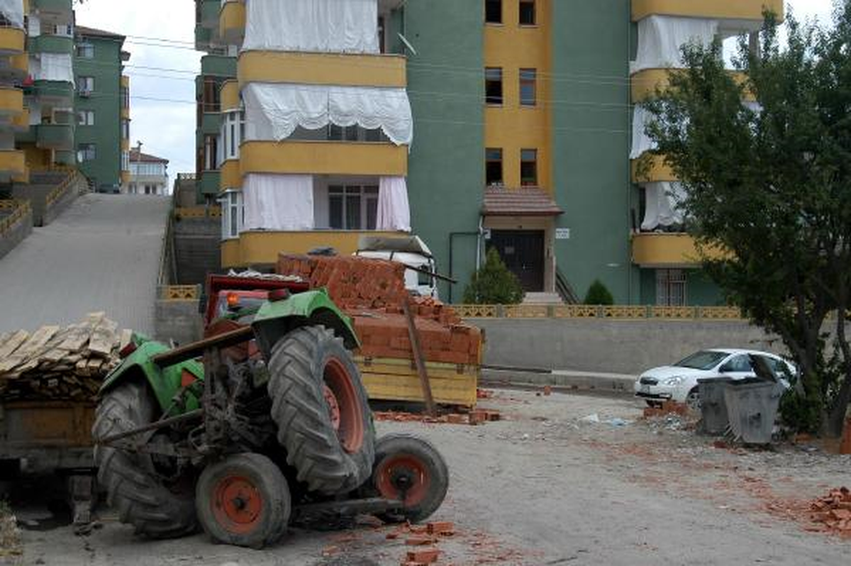 Freni Boşalan Tır, Önce Traktöre Sonra Bahçe Duvarına Çarptı