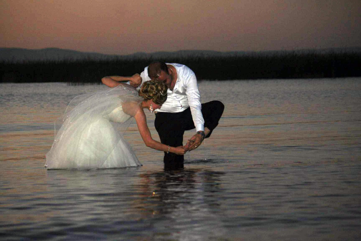 Gelin ve Damat Fotoğraf İçin Göle Girdi