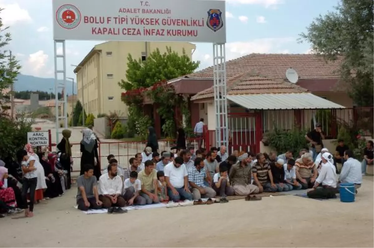 İbda-C Liderine Destek Olmak İçin Cezaevi Önünde Namaz Kıldılar